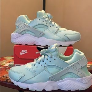 Worn once Nike Huarache run se size 7Y